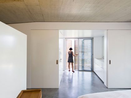 A Contemporary Zigzag-Shaped House Surrounded by Vineyards and Olive Trees in Gateira, Portugal by Camarim Arquitectos (20)