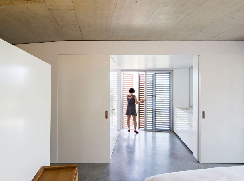 A Contemporary Zigzag-Shaped House Surrounded by Vineyards and Olive Trees in Gateira, Portugal by Camarim Arquitectos (20)