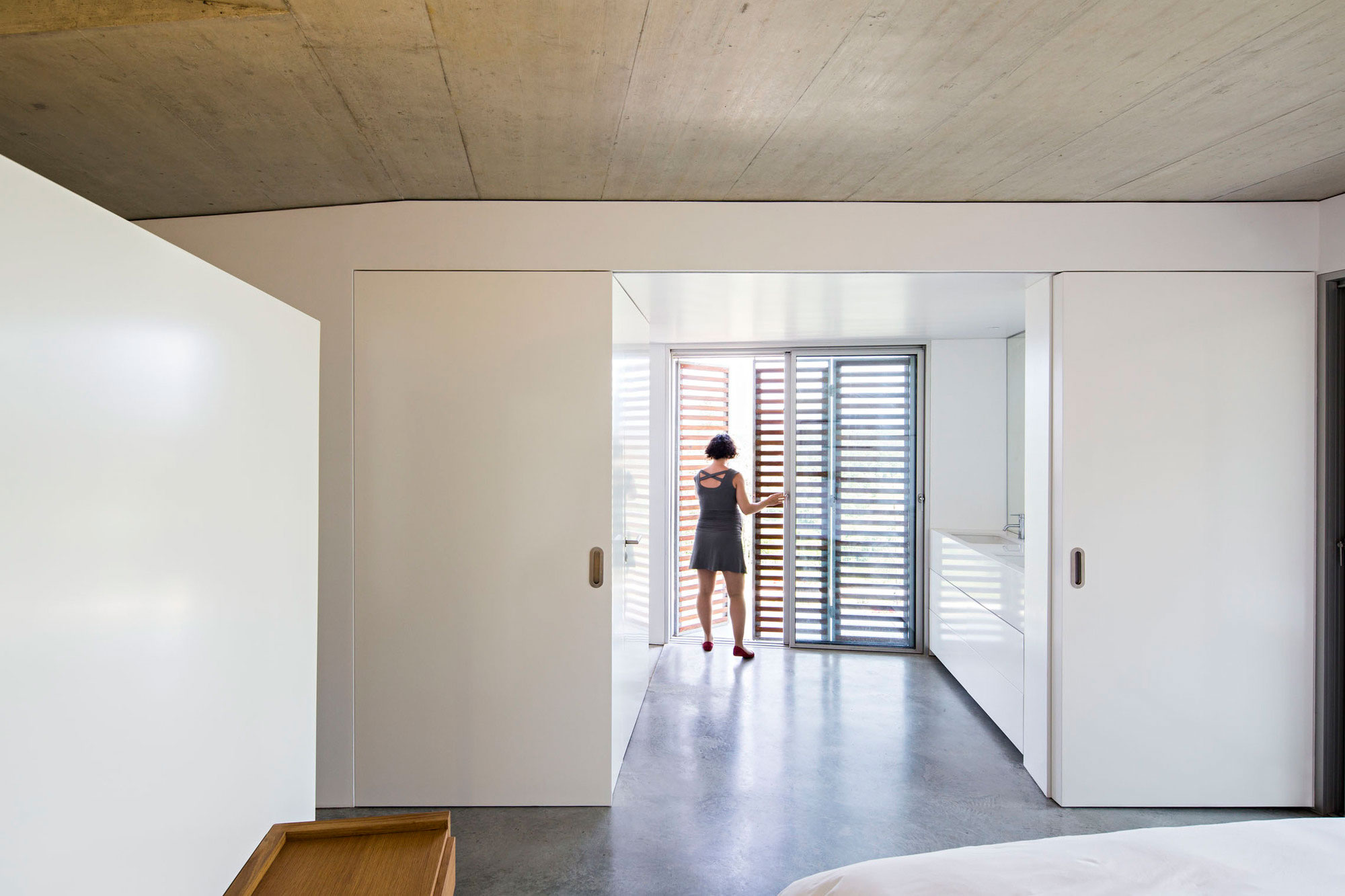 A Contemporary Zigzag-Shaped House Surrounded by Vineyards and Olive Trees in Gateira, Portugal by Camarim Arquitectos (20)