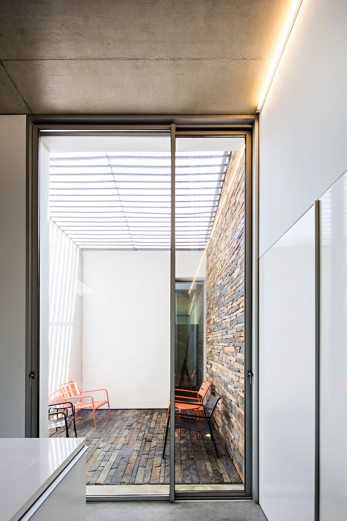 A Contemporary Zigzag-Shaped House Surrounded by Vineyards and Olive Trees in Gateira, Portugal by Camarim Arquitectos (21)