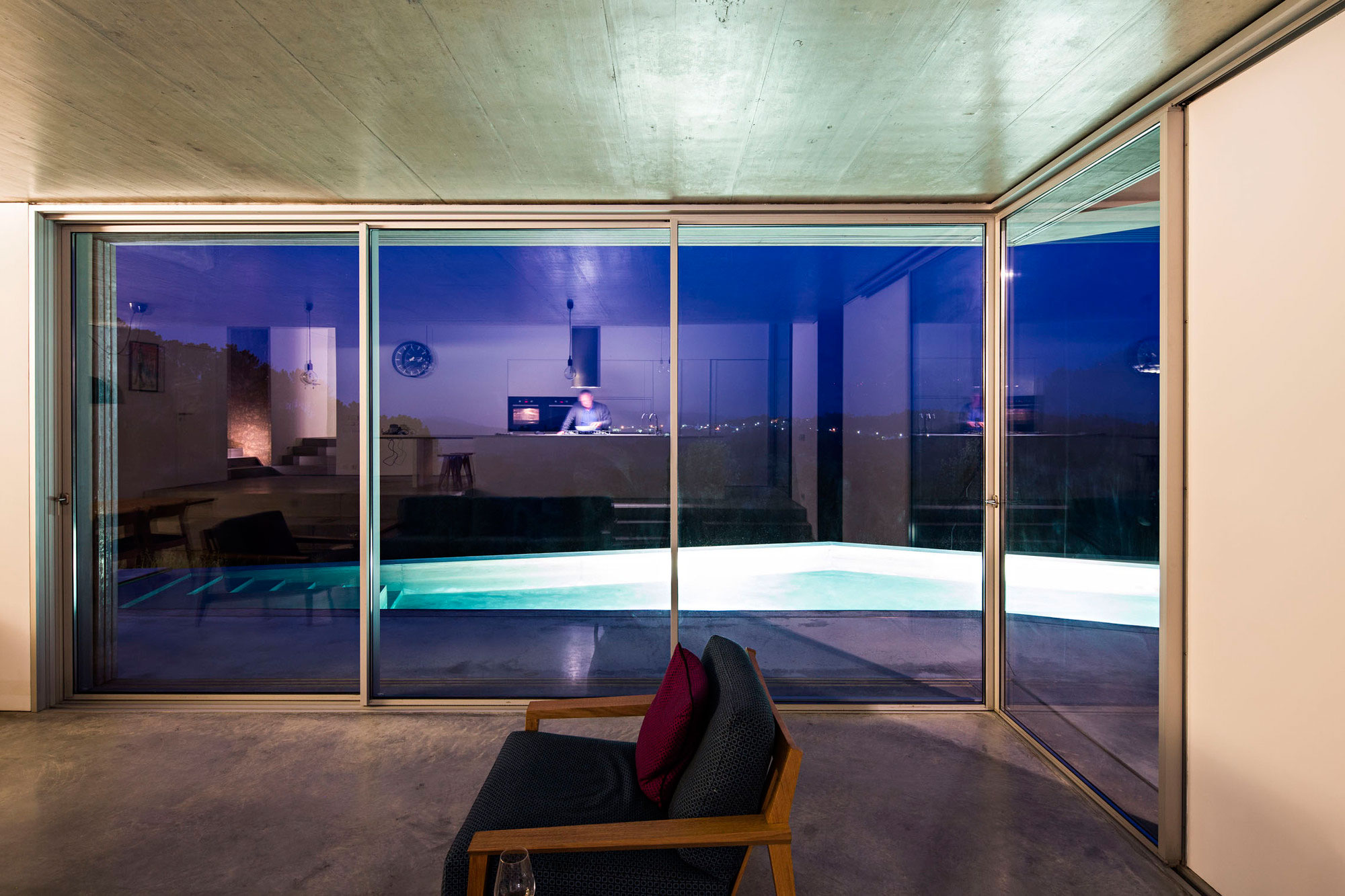 A Contemporary Zigzag-Shaped House Surrounded by Vineyards and Olive Trees in Gateira, Portugal by Camarim Arquitectos (22)