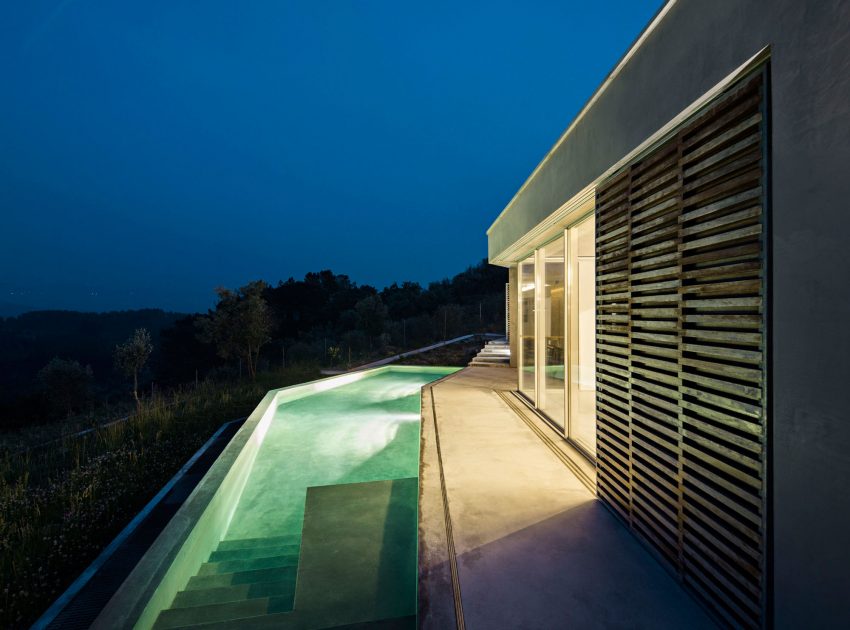 A Contemporary Zigzag-Shaped House Surrounded by Vineyards and Olive Trees in Gateira, Portugal by Camarim Arquitectos (24)