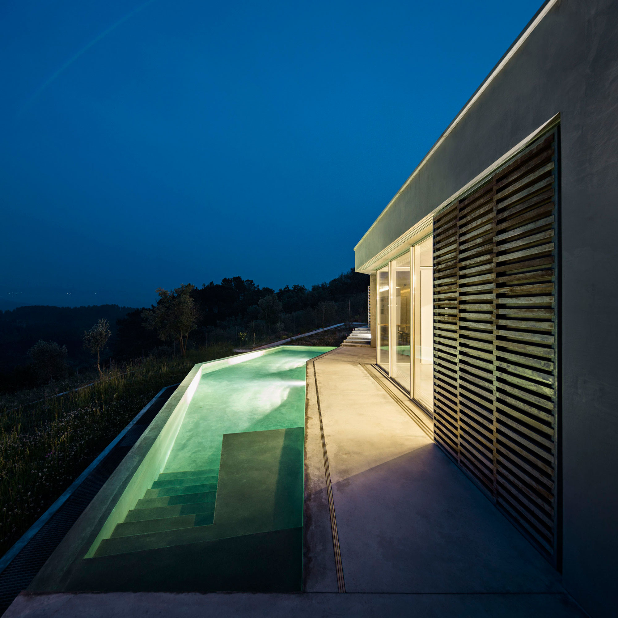 A Contemporary Zigzag-Shaped House Surrounded by Vineyards and Olive Trees in Gateira, Portugal by Camarim Arquitectos (24)