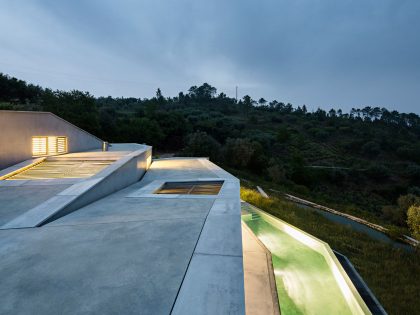 A Contemporary Zigzag-Shaped House Surrounded by Vineyards and Olive Trees in Gateira, Portugal by Camarim Arquitectos (25)