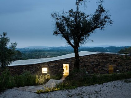 A Contemporary Zigzag-Shaped House Surrounded by Vineyards and Olive Trees in Gateira, Portugal by Camarim Arquitectos (26)