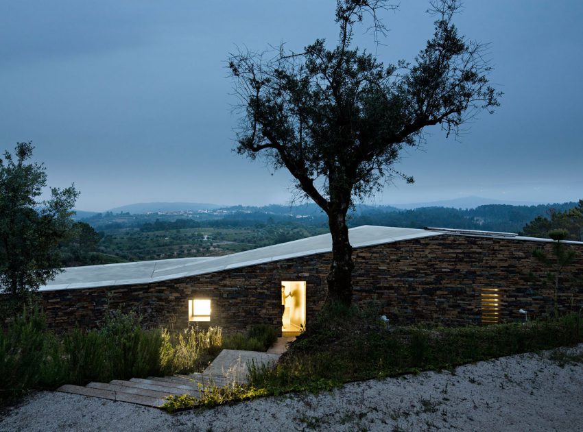 A Contemporary Zigzag-Shaped House Surrounded by Vineyards and Olive Trees in Gateira, Portugal by Camarim Arquitectos (26)