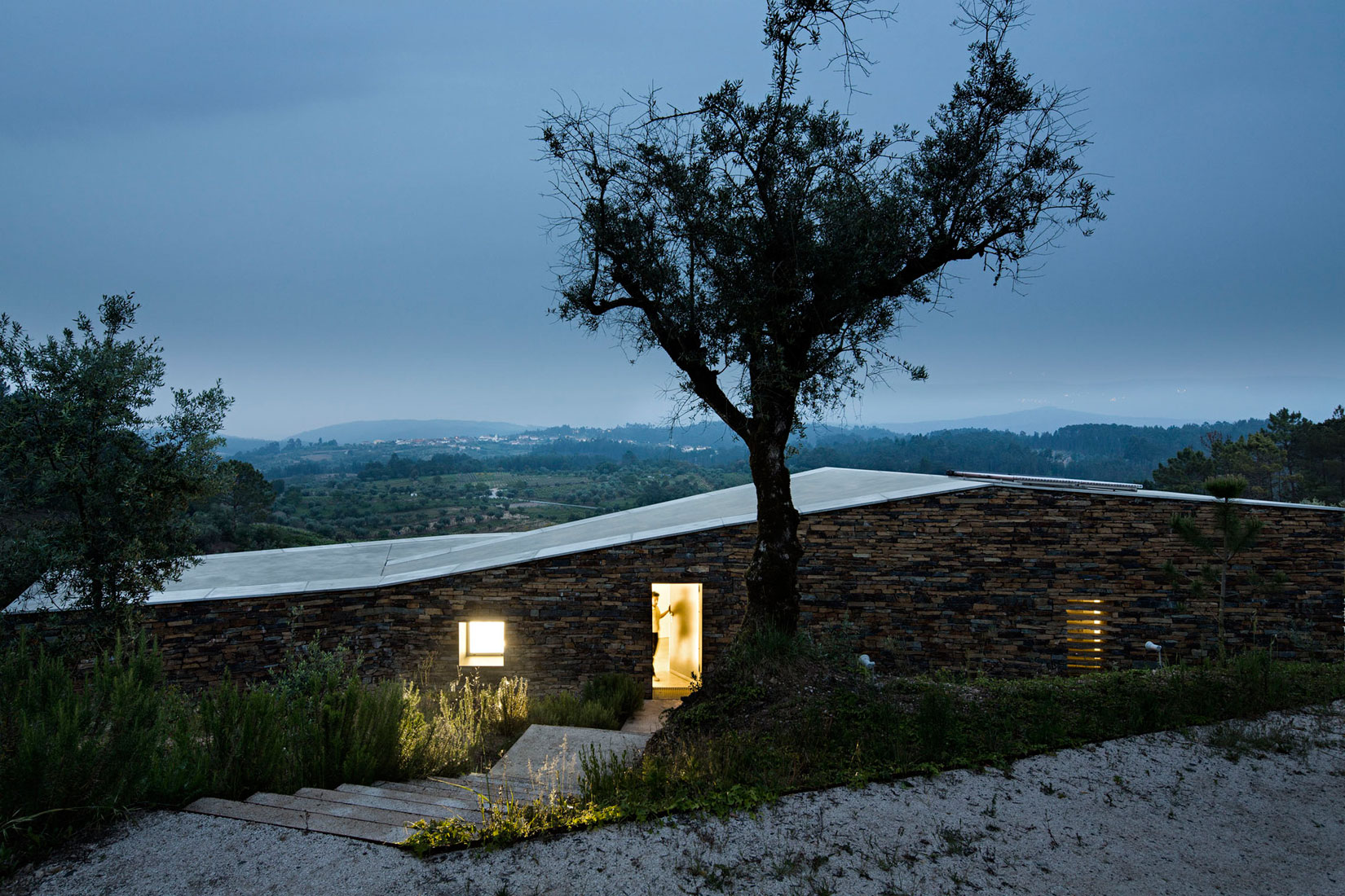 A Contemporary Zigzag-Shaped House Surrounded by Vineyards and Olive Trees in Gateira, Portugal by Camarim Arquitectos (26)