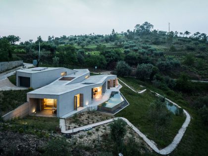 A Contemporary Zigzag-Shaped House Surrounded by Vineyards and Olive Trees in Gateira, Portugal by Camarim Arquitectos (27)
