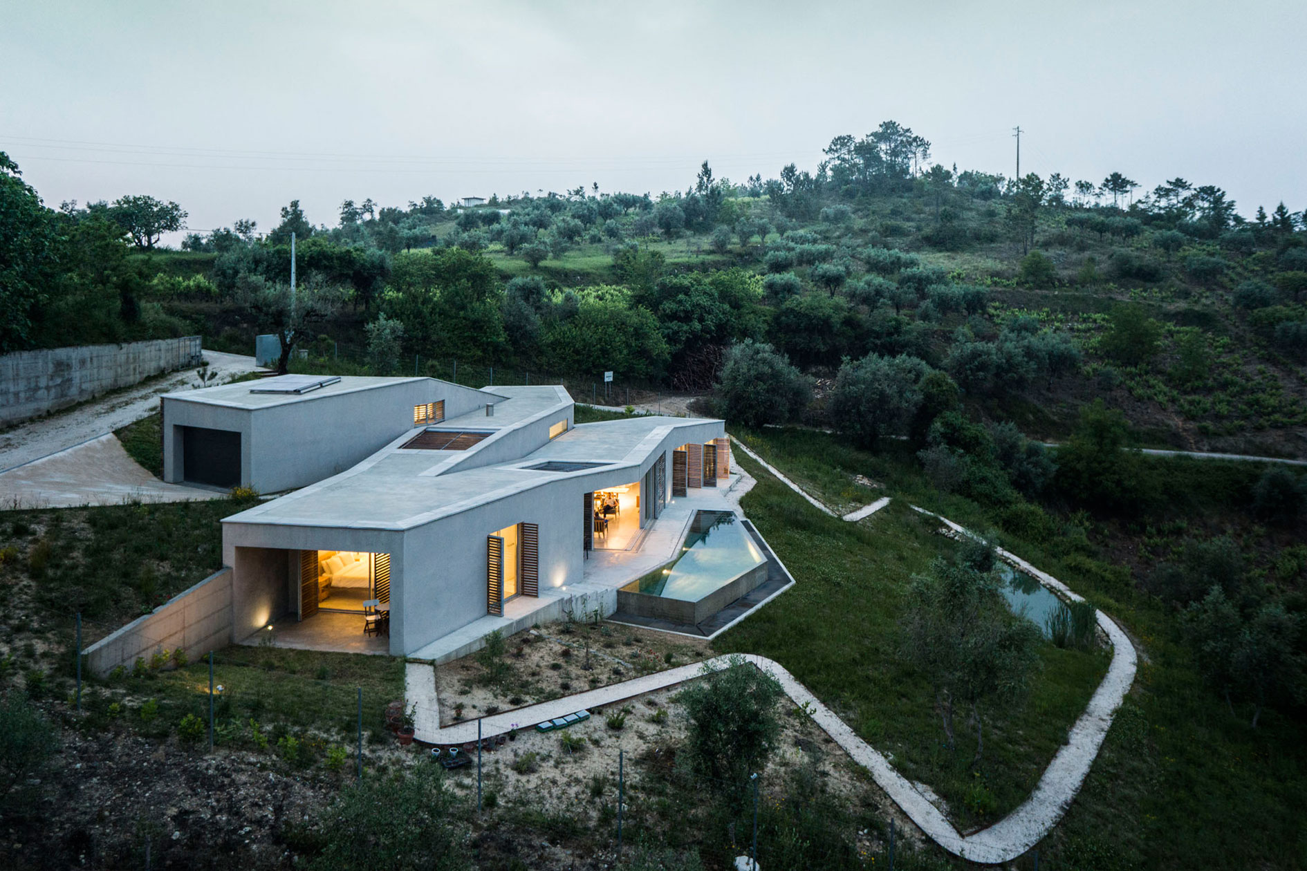 A Contemporary Zigzag-Shaped House Surrounded by Vineyards and Olive Trees in Gateira, Portugal by Camarim Arquitectos (27)