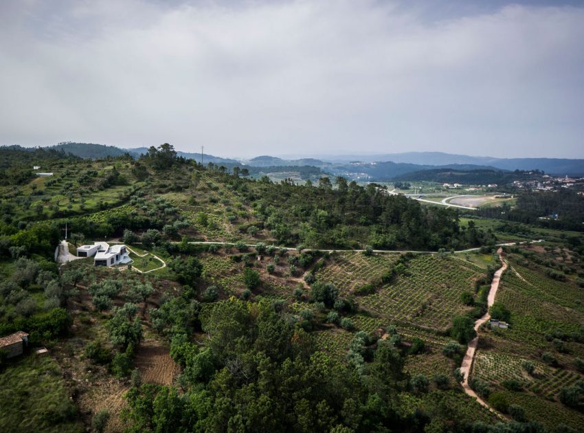 A Contemporary Zigzag-Shaped House Surrounded by Vineyards and Olive Trees in Gateira, Portugal by Camarim Arquitectos (3)