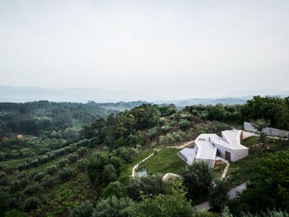 A Contemporary Zigzag-Shaped House Surrounded by Vineyards and Olive Trees in Gateira, Portugal by Camarim Arquitectos (4)