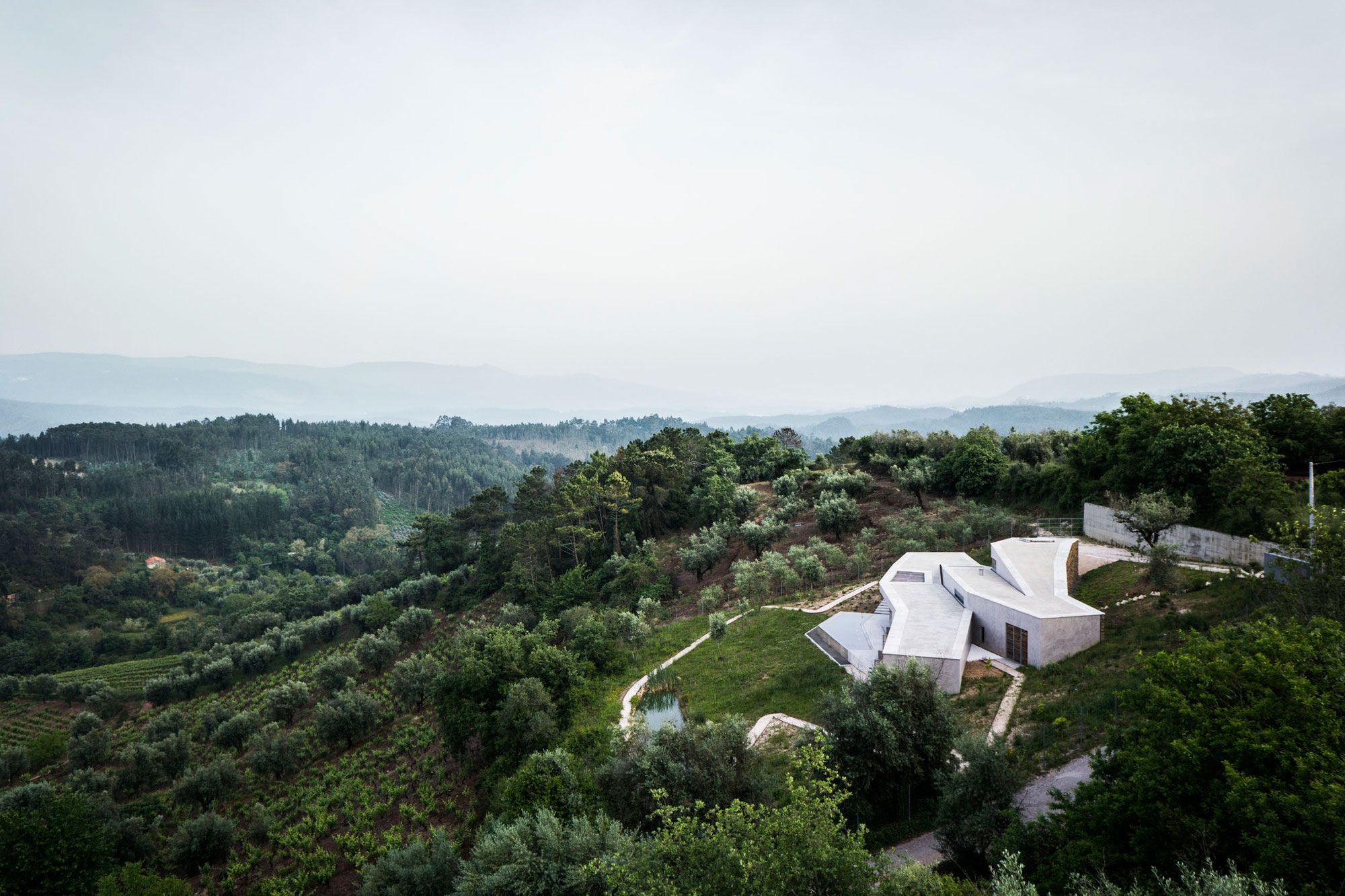A Contemporary Zigzag-Shaped House Surrounded by Vineyards and Olive Trees in Gateira, Portugal by Camarim Arquitectos (4)