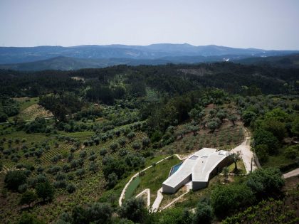 A Contemporary Zigzag-Shaped House Surrounded by Vineyards and Olive Trees in Gateira, Portugal by Camarim Arquitectos (5)