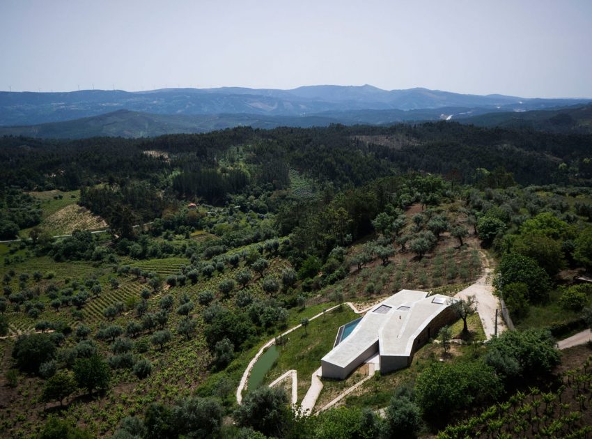 A Contemporary Zigzag-Shaped House Surrounded by Vineyards and Olive Trees in Gateira, Portugal by Camarim Arquitectos (5)