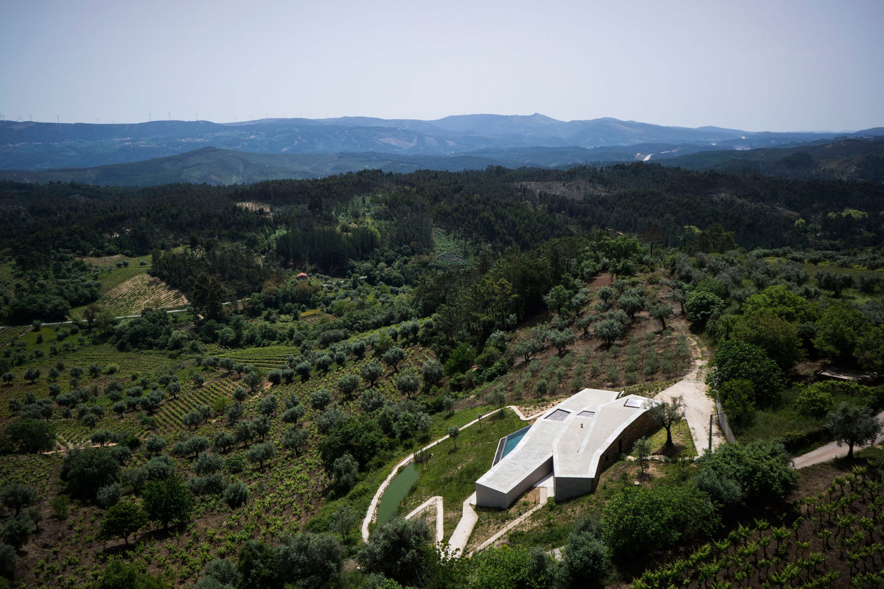 A Contemporary Zigzag-Shaped House Surrounded by Vineyards and Olive Trees in Gateira, Portugal by Camarim Arquitectos (5)