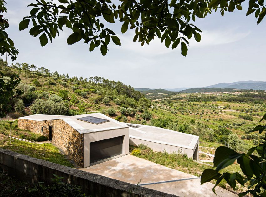 A Contemporary Zigzag-Shaped House Surrounded by Vineyards and Olive Trees in Gateira, Portugal by Camarim Arquitectos (6)