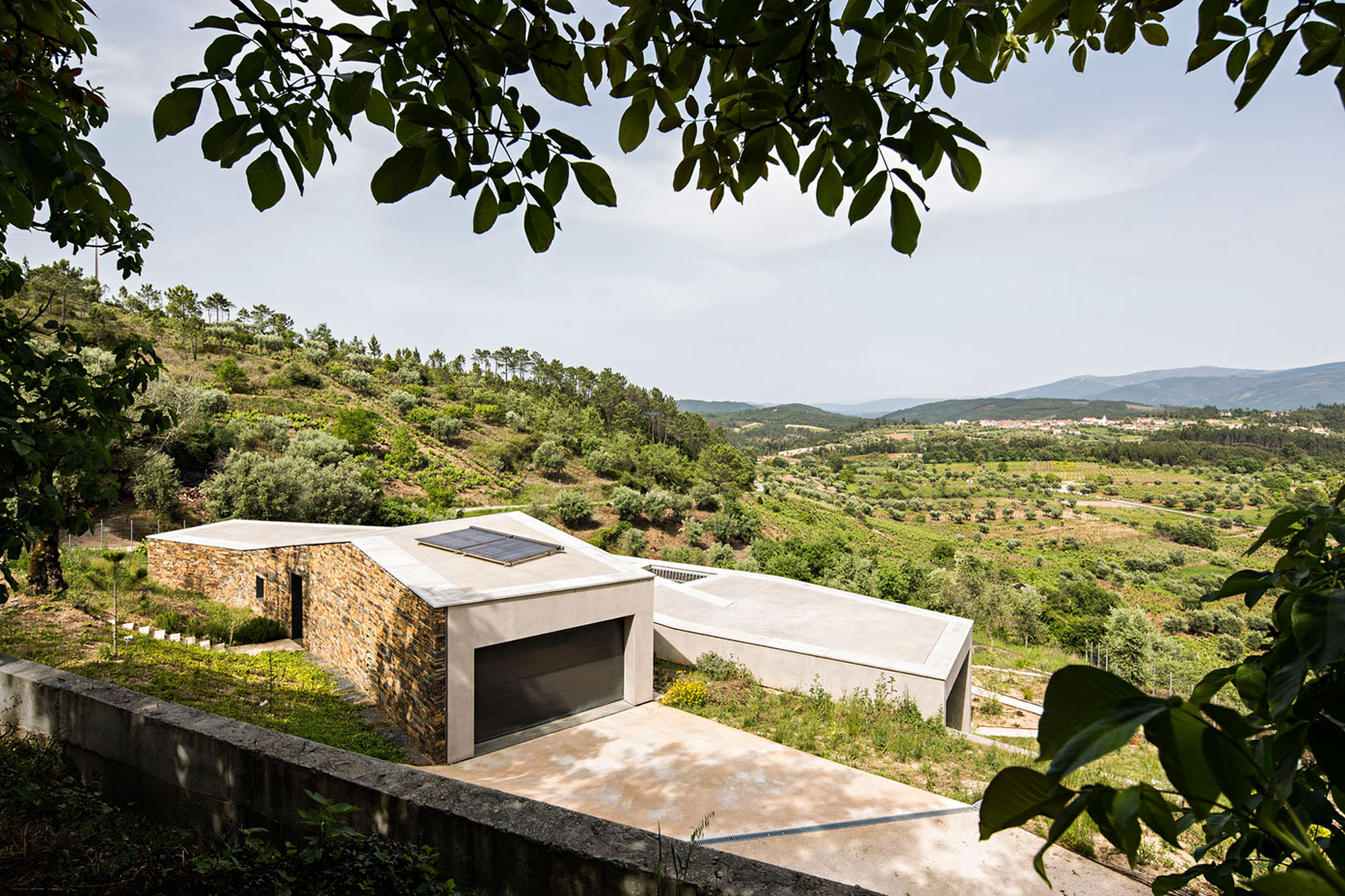 A Contemporary Zigzag-Shaped House Surrounded by Vineyards and Olive Trees in Gateira, Portugal by Camarim Arquitectos (6)