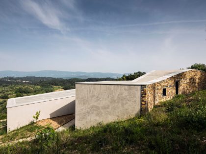 A Contemporary Zigzag-Shaped House Surrounded by Vineyards and Olive Trees in Gateira, Portugal by Camarim Arquitectos (7)