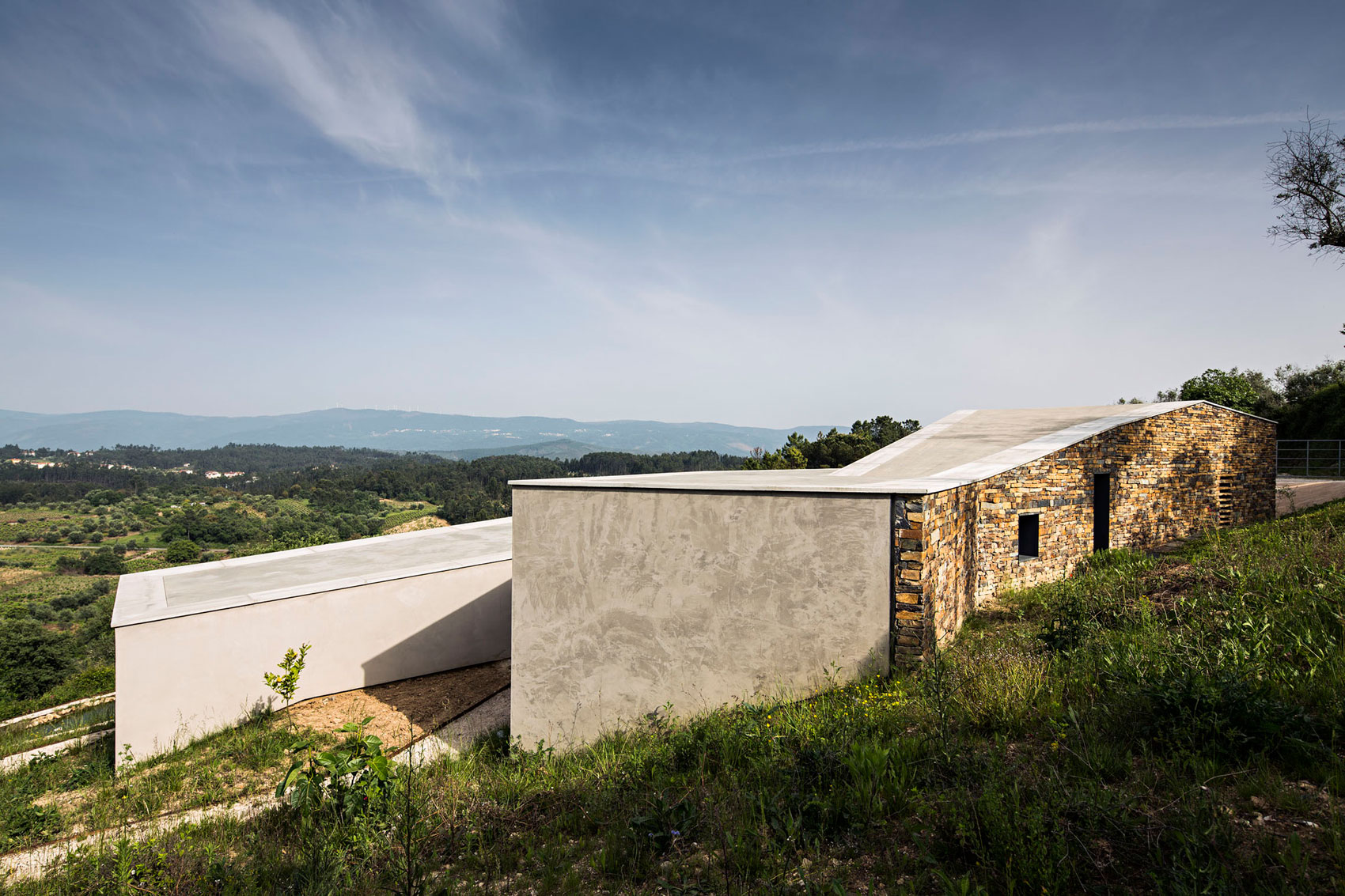 A Contemporary Zigzag-Shaped House Surrounded by Vineyards and Olive Trees in Gateira, Portugal by Camarim Arquitectos (7)