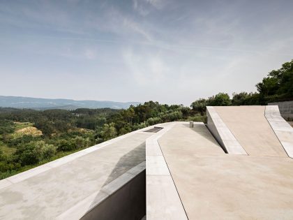 A Contemporary Zigzag-Shaped House Surrounded by Vineyards and Olive Trees in Gateira, Portugal by Camarim Arquitectos (8)
