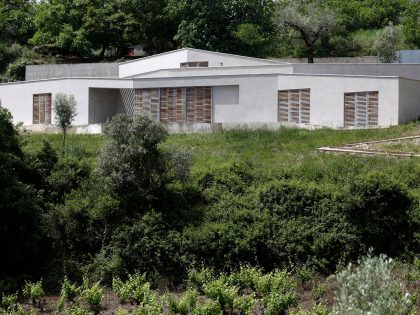 A Contemporary Zigzag-Shaped House Surrounded by Vineyards and Olive Trees in Gateira, Portugal by Camarim Arquitectos (9)