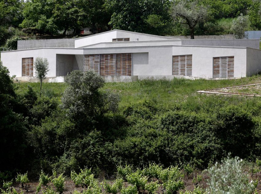 A Contemporary Zigzag-Shaped House Surrounded by Vineyards and Olive Trees in Gateira, Portugal by Camarim Arquitectos (9)