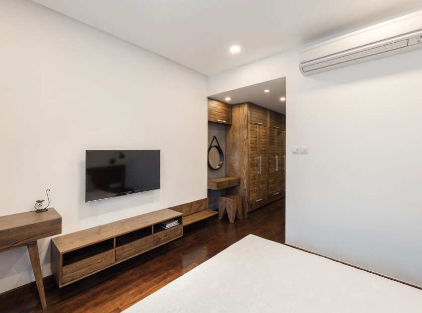 A Cozy and Elegant Apartment Full of Warmth Character in Hanoi, Vietnam by Le Studio (8)