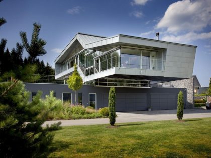 A Stunning High-Tech Modern House Consists of Two Different Volumes in Germany