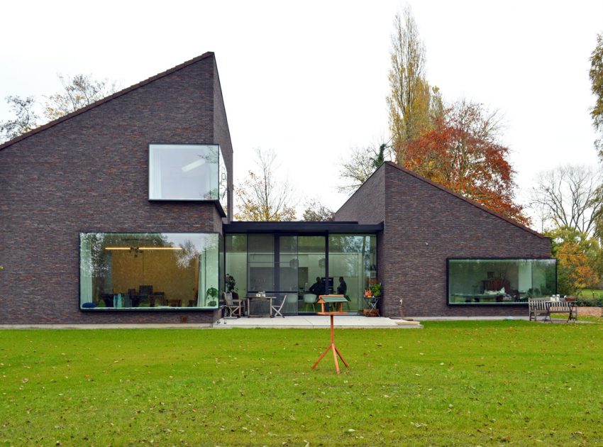 A Luminous House Divided in Two Separate Volumes Surrounded by Vast Green on Aalter, Belgium by Architektuurburo Dirk Hulpia (1)