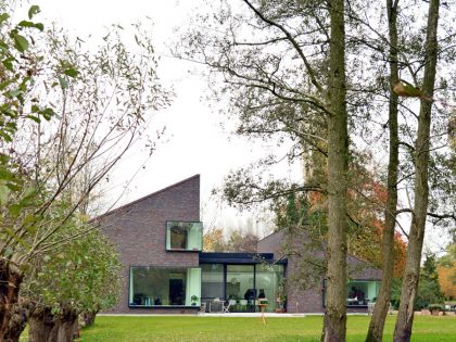 A Luminous House Divided in Two Separate Volumes Surrounded by Vast Green on Aalter, Belgium by Architektuurburo Dirk Hulpia (32)