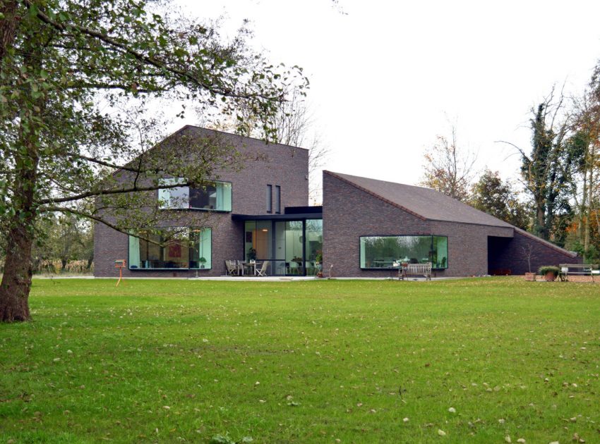 A Luminous House Divided in Two Separate Volumes Surrounded by Vast Green on Aalter, Belgium by Architektuurburo Dirk Hulpia (33)