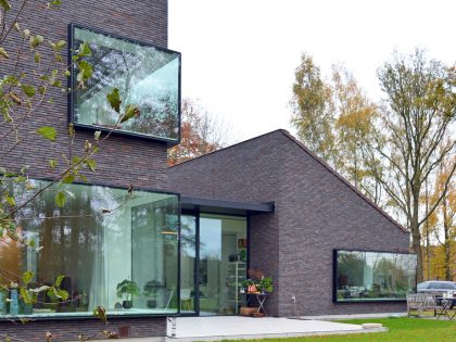 A Luminous House Divided in Two Separate Volumes Surrounded by Vast Green on Aalter, Belgium by Architektuurburo Dirk Hulpia (35)