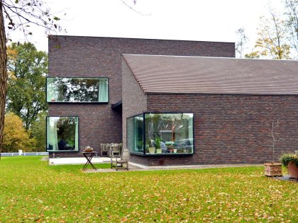 A Luminous House Divided in Two Separate Volumes Surrounded by Vast Green on Aalter, Belgium by Architektuurburo Dirk Hulpia (36)