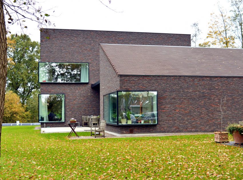 A Luminous House Divided in Two Separate Volumes Surrounded by Vast Green on Aalter, Belgium by Architektuurburo Dirk Hulpia (36)