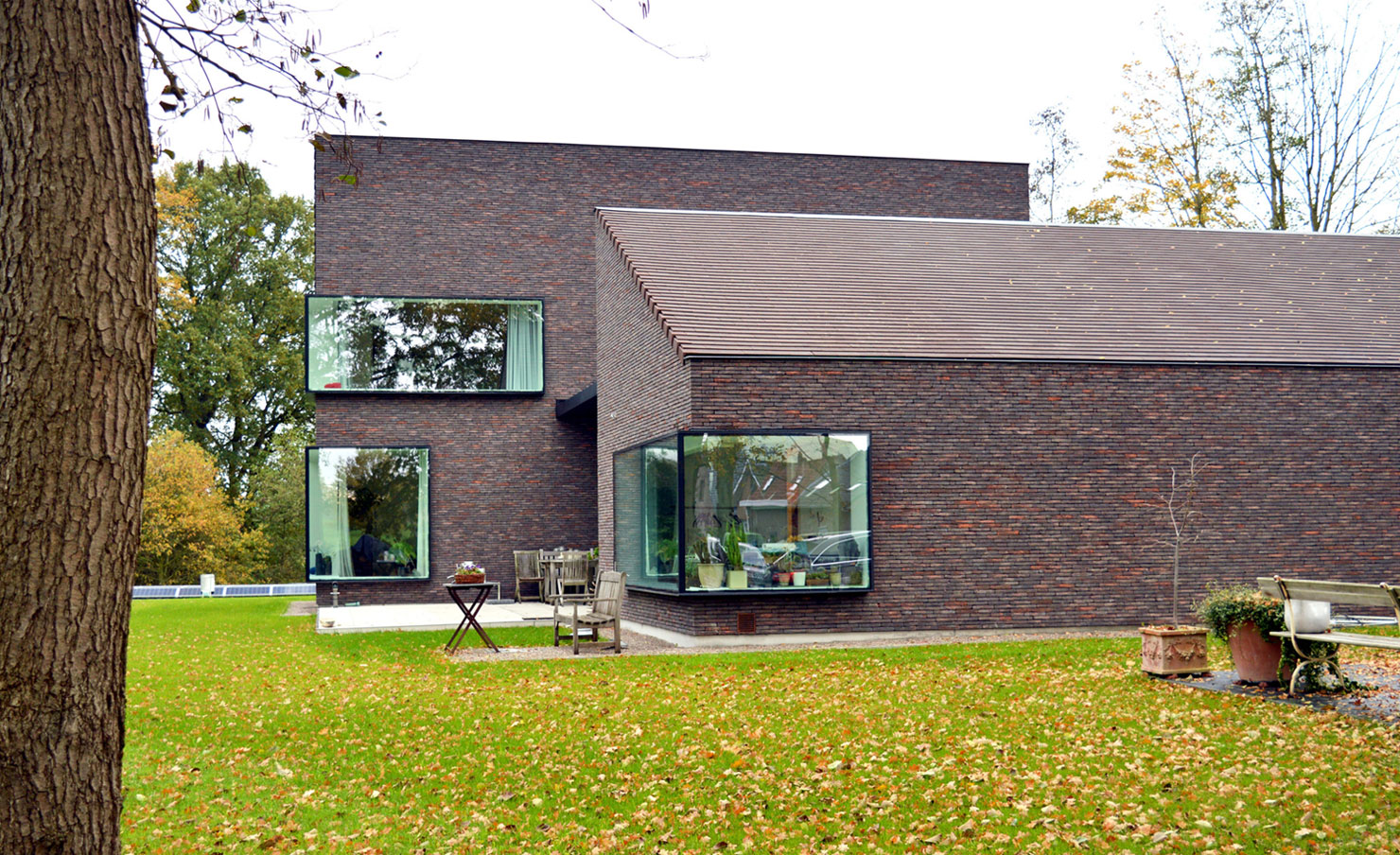 A Luminous House Divided in Two Separate Volumes Surrounded by Vast Green on Aalter, Belgium by Architektuurburo Dirk Hulpia (36)