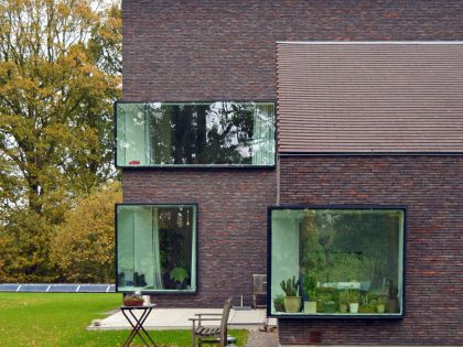 A Luminous House Divided in Two Separate Volumes Surrounded by Vast Green on Aalter, Belgium by Architektuurburo Dirk Hulpia (37)