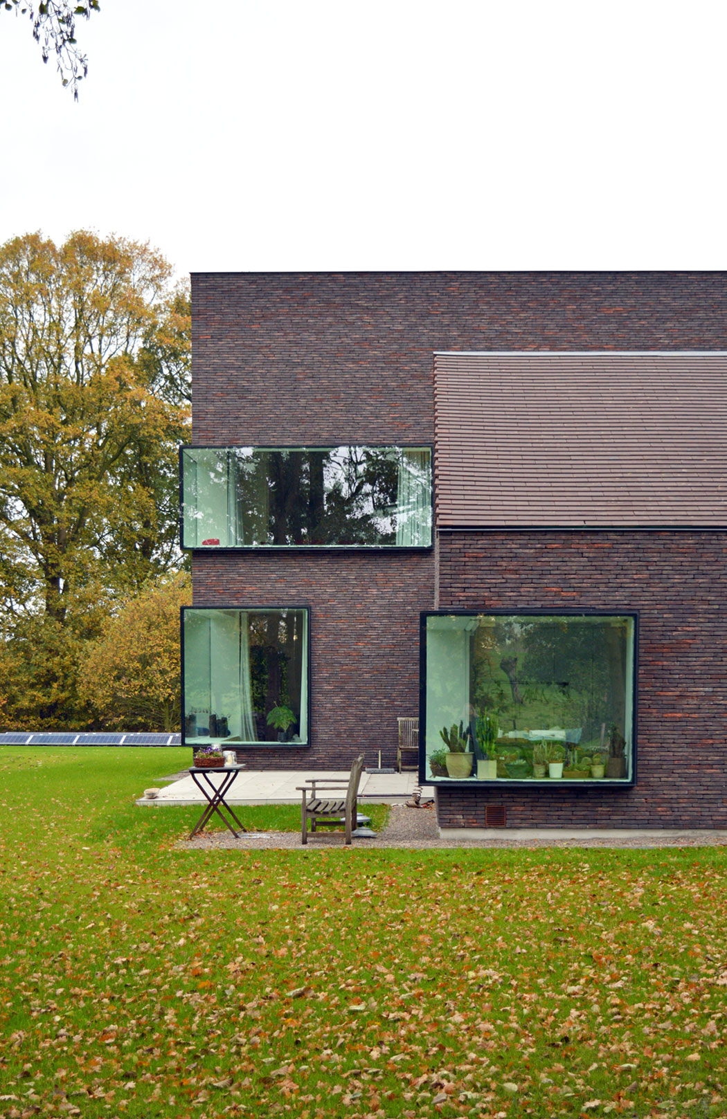 A Luminous House Divided in Two Separate Volumes Surrounded by Vast Green on Aalter, Belgium by Architektuurburo Dirk Hulpia (37)