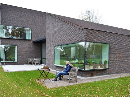 A Luminous House Divided in Two Separate Volumes Surrounded by Vast Green on Aalter, Belgium by Architektuurburo Dirk Hulpia (38)