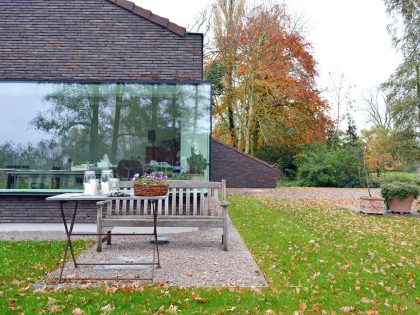 A Luminous House Divided in Two Separate Volumes Surrounded by Vast Green on Aalter, Belgium by Architektuurburo Dirk Hulpia (39)