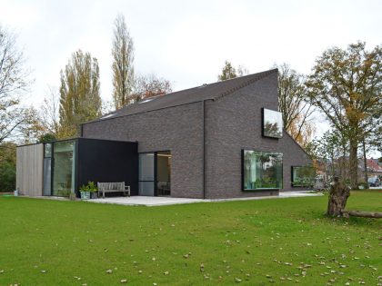 A Luminous House Divided in Two Separate Volumes Surrounded by Vast Green on Aalter, Belgium by Architektuurburo Dirk Hulpia (41)