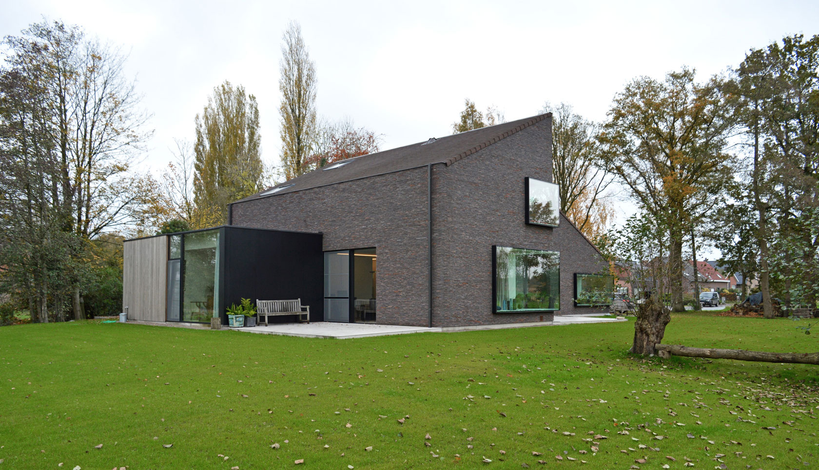 A Luminous House Divided in Two Separate Volumes Surrounded by Vast Green on Aalter, Belgium by Architektuurburo Dirk Hulpia (41)