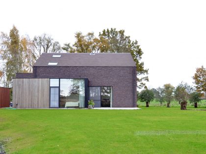 A Luminous House Divided in Two Separate Volumes Surrounded by Vast Green on Aalter, Belgium by Architektuurburo Dirk Hulpia (42)