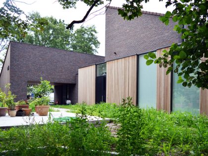 A Luminous House Divided in Two Separate Volumes Surrounded by Vast Green on Aalter, Belgium by Architektuurburo Dirk Hulpia (43)