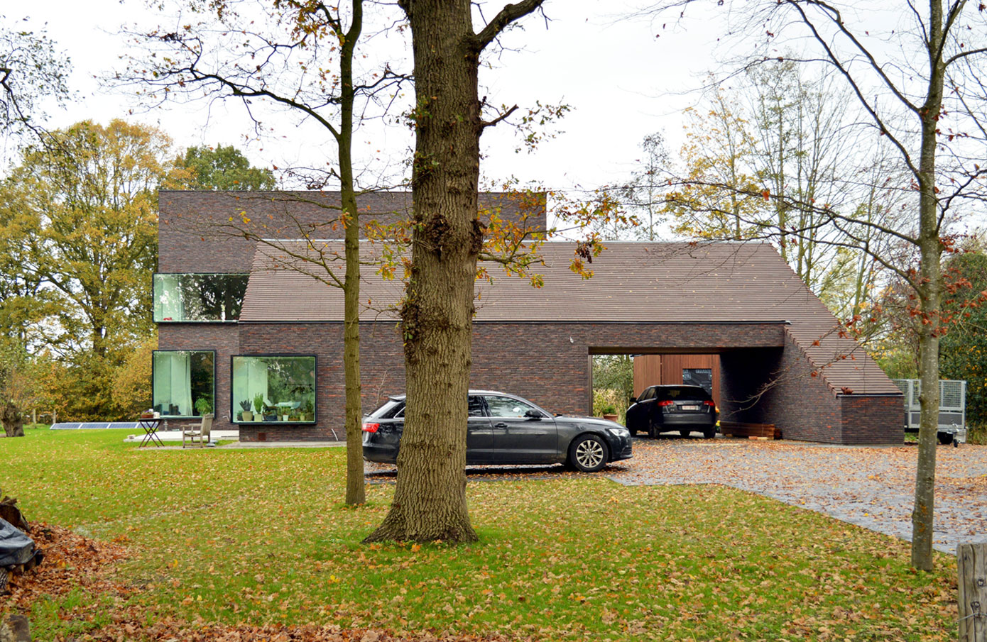 A Luminous House Divided in Two Separate Volumes Surrounded by Vast Green on Aalter, Belgium by Architektuurburo Dirk Hulpia (45)