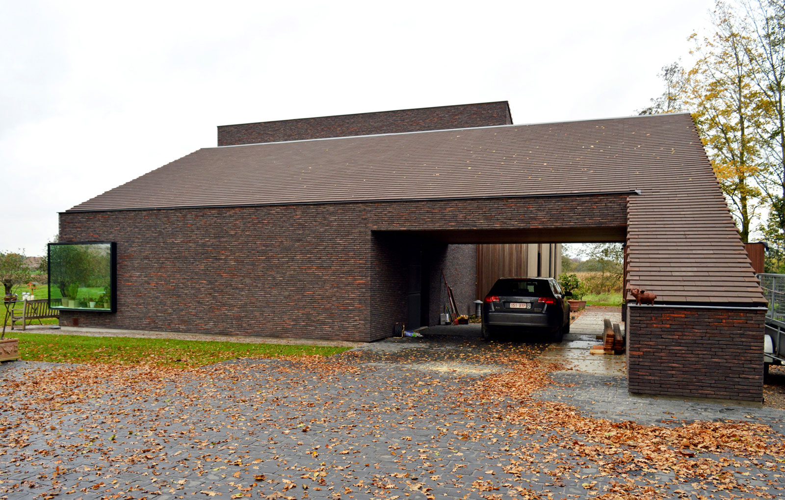 A Luminous House Divided in Two Separate Volumes Surrounded by Vast Green on Aalter, Belgium by Architektuurburo Dirk Hulpia (46)