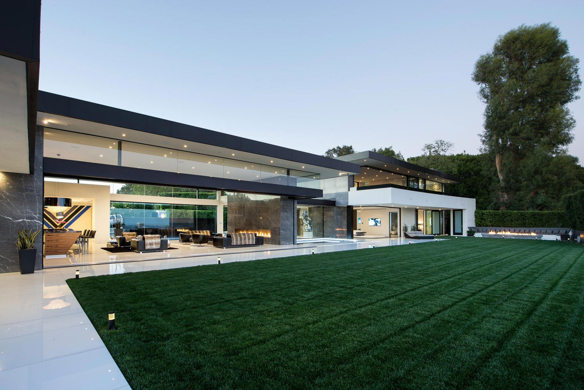 A Luxurious Contemporary Home with Dramatic and Stunning Interiors in Bel Air by McClean Design (1)