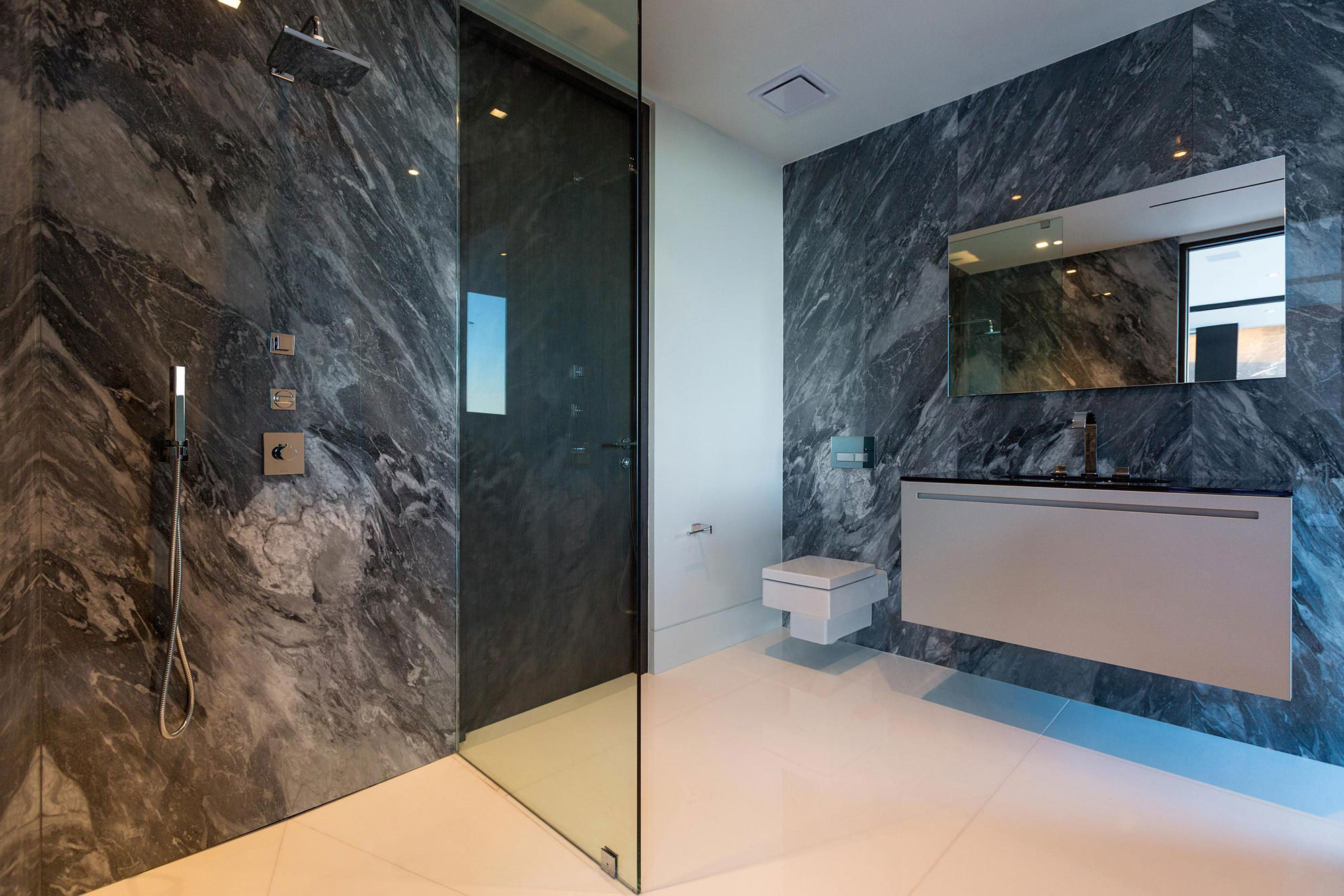 A Luxurious Contemporary Home with Dramatic and Stunning Interiors in Bel Air by McClean Design (13)