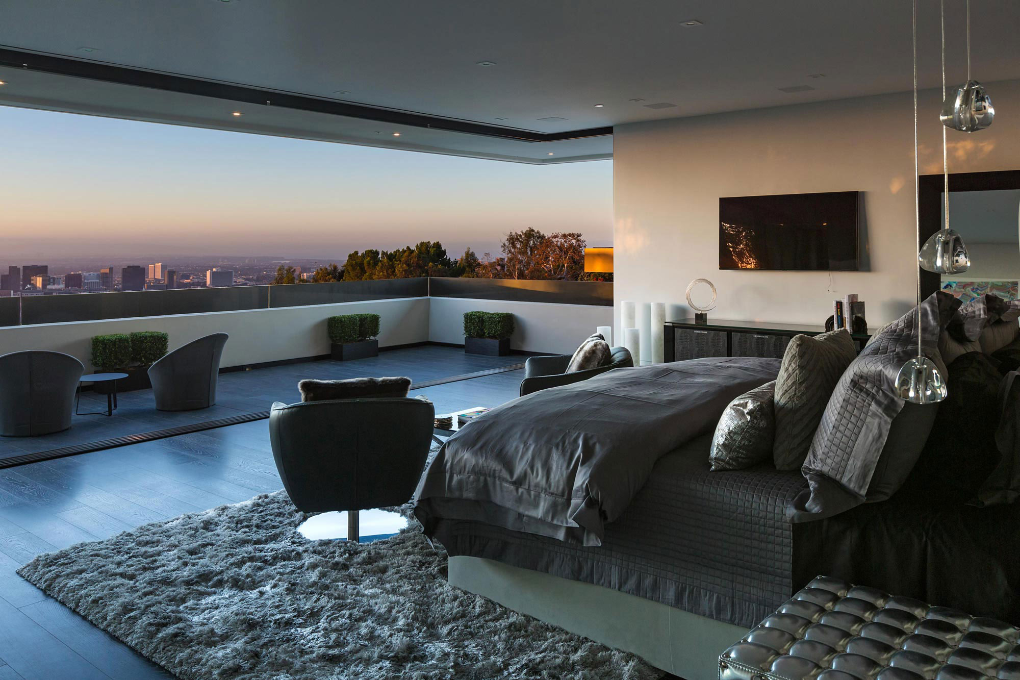 A Luxurious Contemporary Home with Dramatic and Stunning Interiors in Bel Air by McClean Design (19)