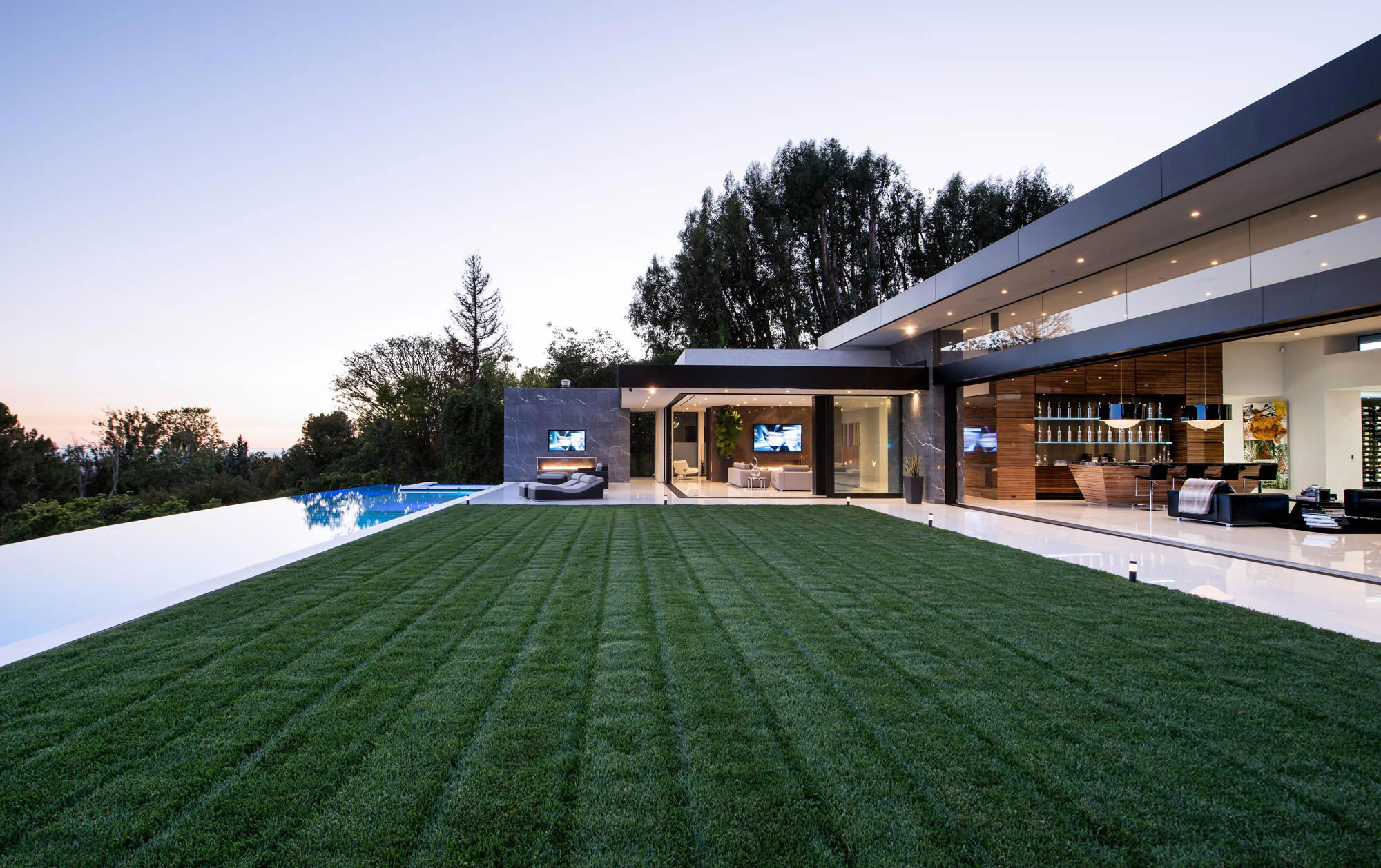 A Luxurious Contemporary Home with Dramatic and Stunning Interiors in Bel Air by McClean Design (2)