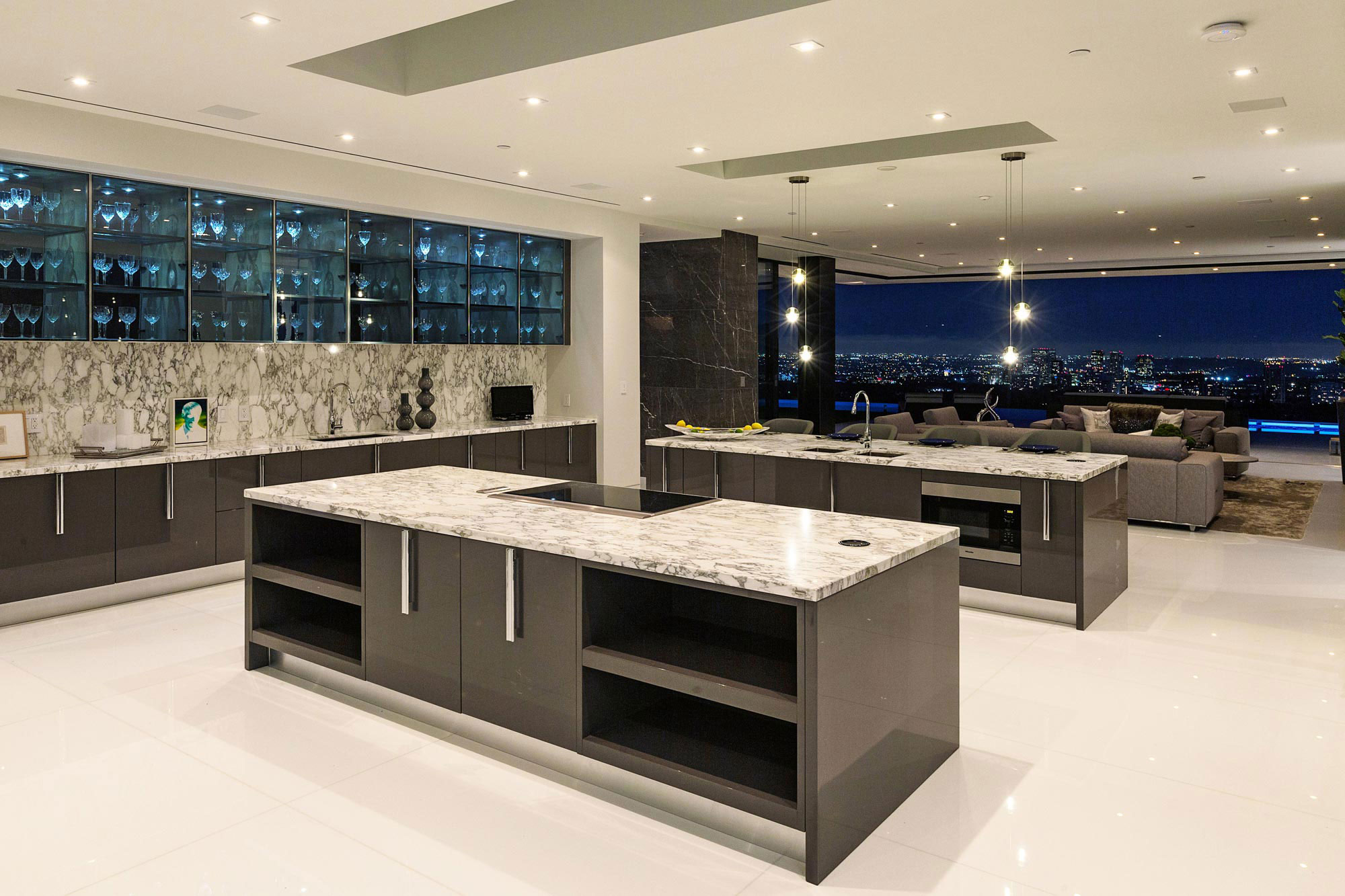 A Luxurious Contemporary Home with Dramatic and Stunning Interiors in Bel Air by McClean Design (22)